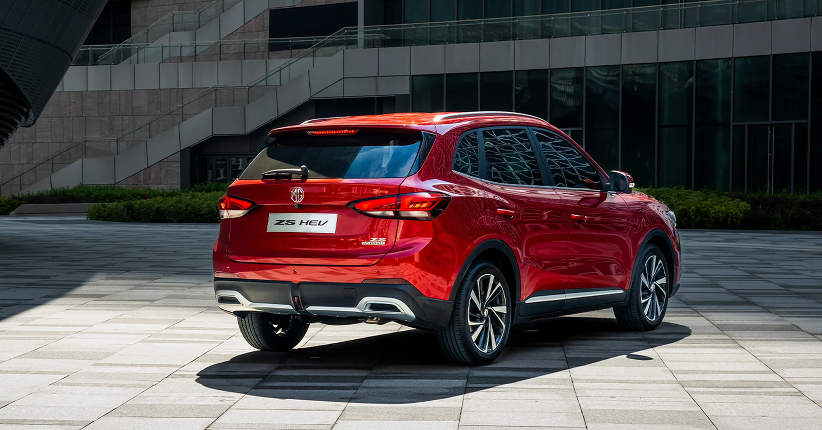 MG ZS Hybrid+, "Hybrid+" ismindeki o küçük artı işaretinin hakkını tam performansla veriyor. Segmentindeki pek çok rakibi verimlilik adına performanstan ödün verirken, MG mühendisleri her ikisini de optimize etmeyi başarmış.
